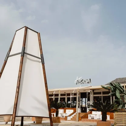 Nyt terrassen og hengekøyene på Aruba Beach