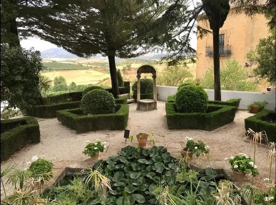 Trädgård med utsikt över det moriska kungahuset