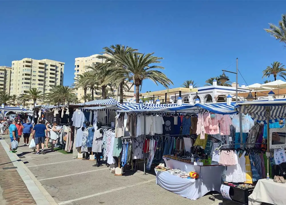 Bekleidungsstände auf dem Strassenmarkt am Hafen von Estepona
