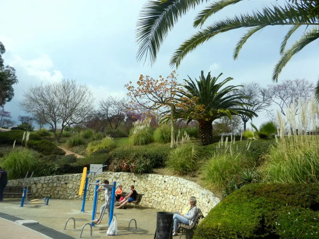 Zona de descanso con asientos en el Parque de la Paloma