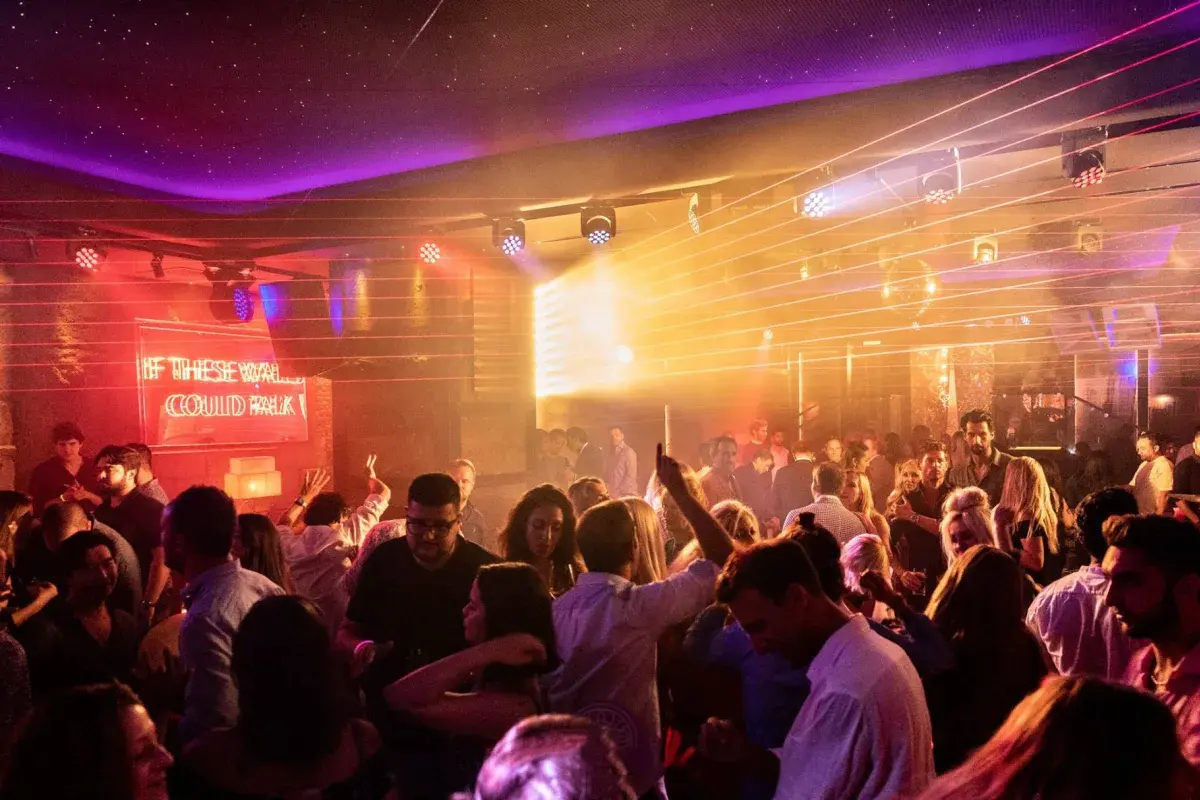 Folk danser på Marbellas nattklubb La Suite