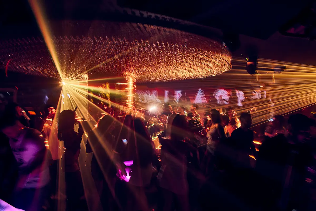 Ljus och fest på den berömda nattklubben Mirage i Marbella