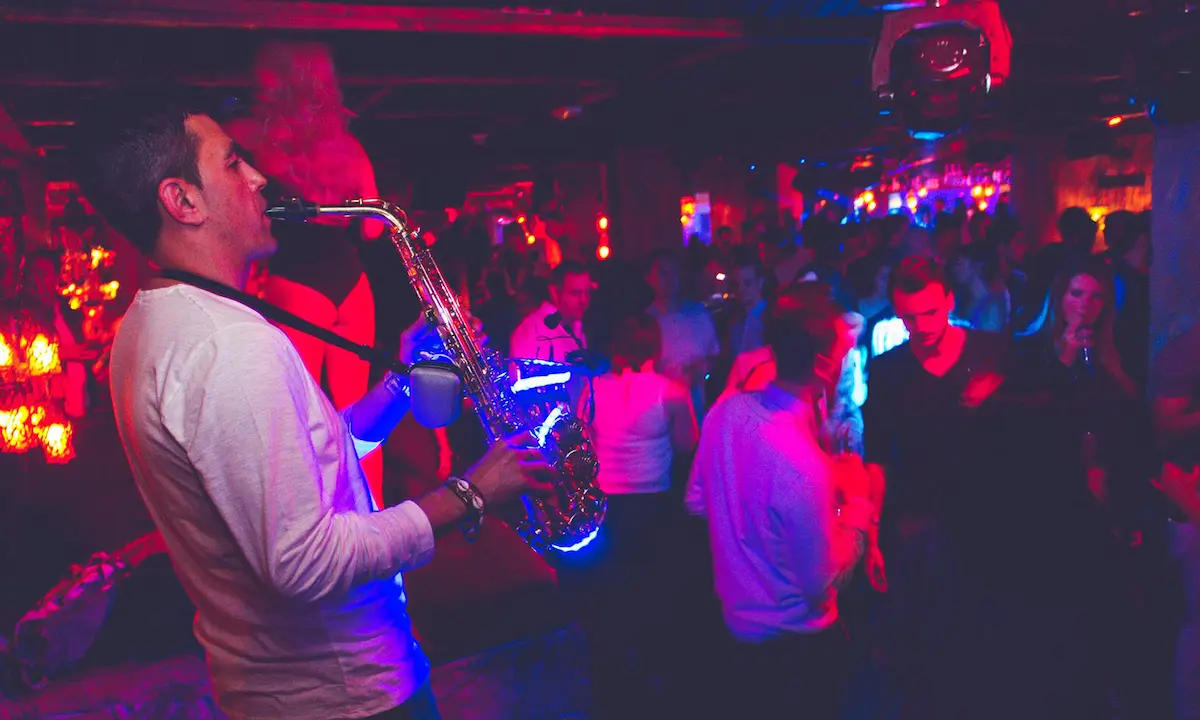 Saxofonist spelar på nattklubben Seven i Marbella